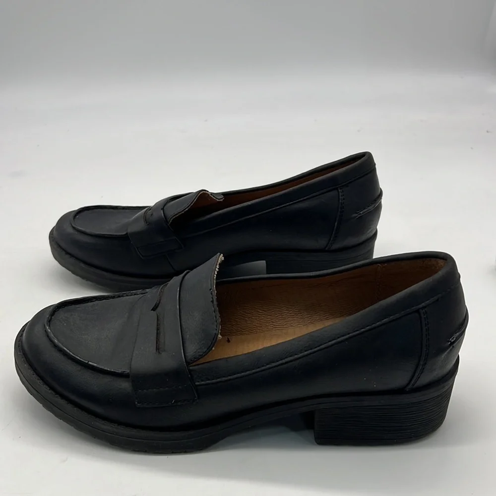 BareTraps Black Leather Heeled Loafers size 7.5